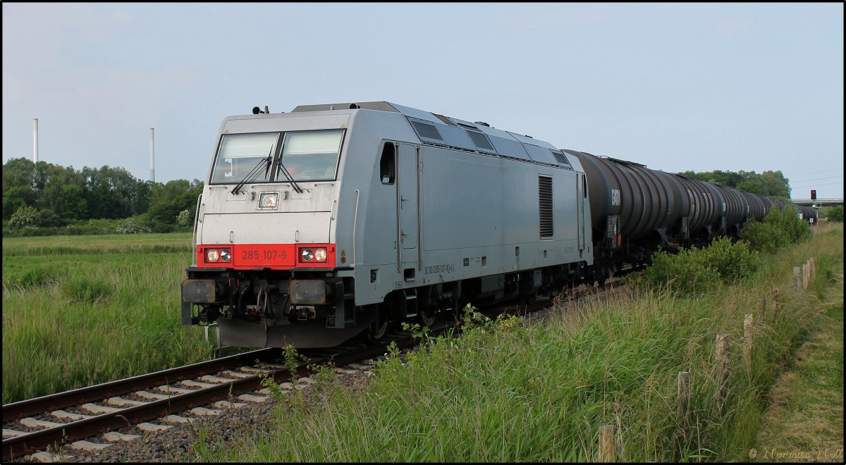 285 107-9 kurz nach dem verlassen der Tankfarm mit Ihrem Kesselwagenzug auf dem Wilhelmshavener Industriegleis in Richtung Binnenland.10/06/2014