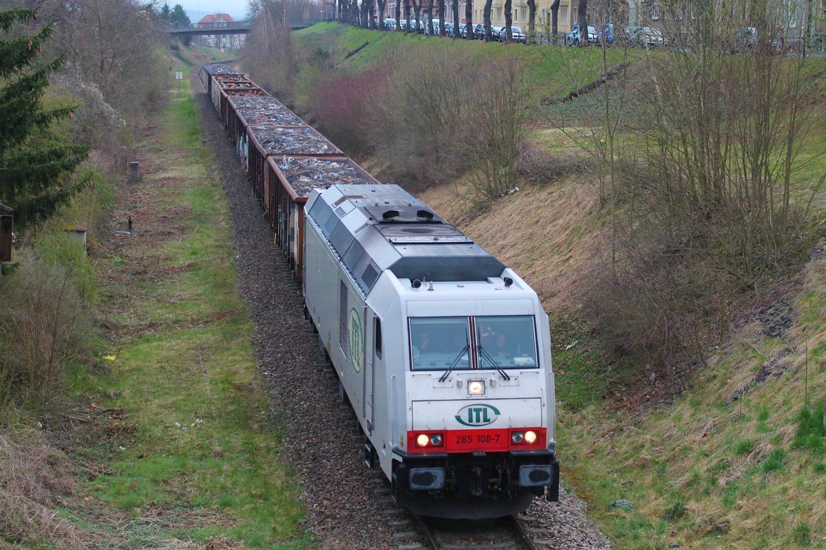 285 108-7 der ITL Eisenbahngesellschaft mbH mit einem vollen Schrottzug am 15.4.2021 auf dem Weg nach Könitz. Hier zu sehen bei leichtem Schneefall bei der Durchfahrt durch Pößneck.
