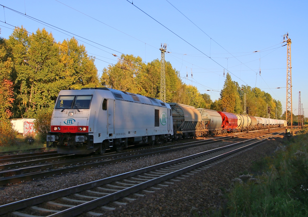 285 108-7 der ITL mit Getreidezug. Aufgenommen in Leipzig-Thekla am 02.10.2015.