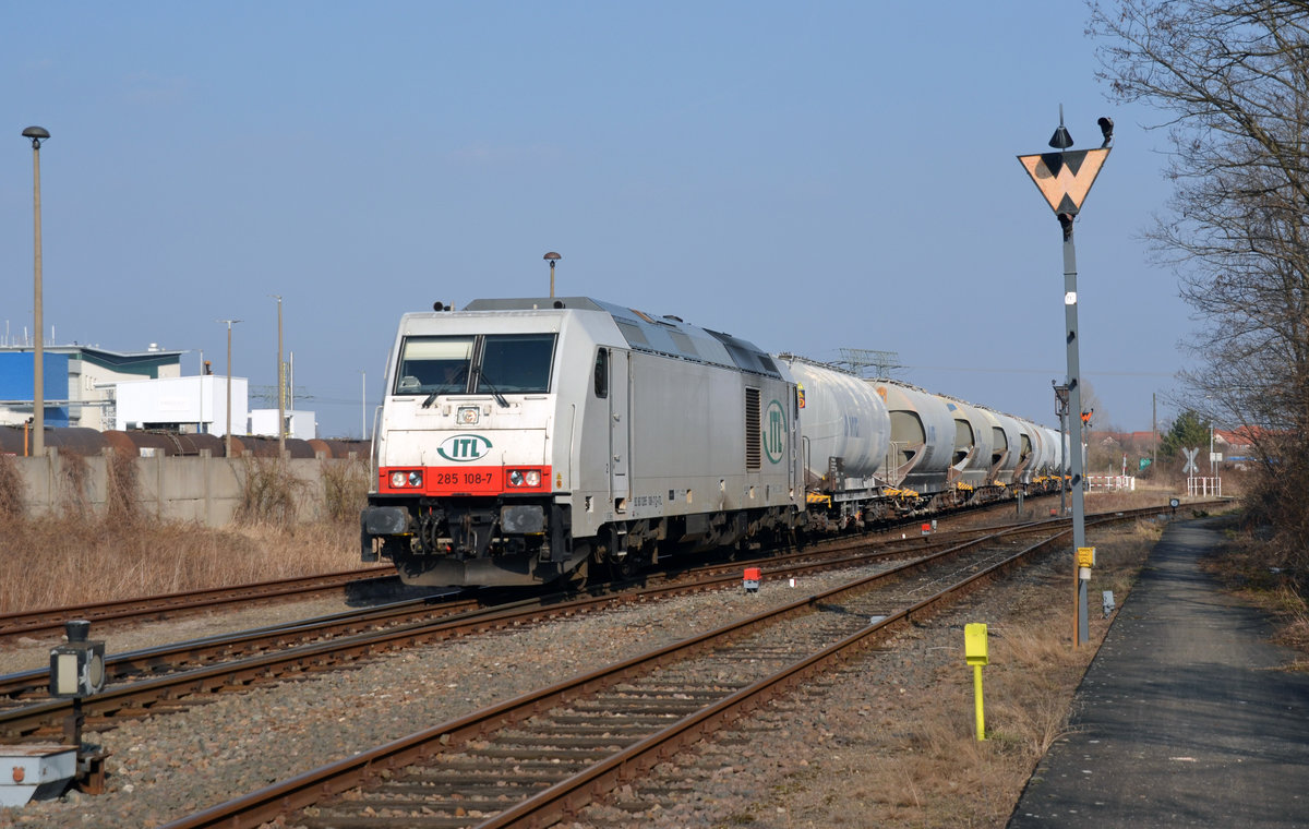 285 108 befand sich am 25.03.18 auf den letzten Metern vor ihrem Ziel. Sie brachte den Sodazug von Stassfurt nach Bitterfeld und befindet sich hier bereits auf der Anschlussbahn zum Gelände der Regiobahn Bitterfeld. Fotografiert von einem öffentlich zugänglichen Fußweg, abgehend von der Parsevalstraße in Bitterfeld.