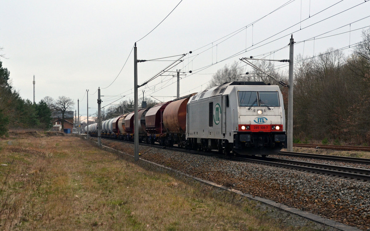 285 108 durchfuhr mit der Bedienung des Torgauer Glaswerkes am 27.03.16 Burgkemnitz Richtung Wittenberg. Wegen Bauarbeiten wurde der sonst über Leipzig verkehrende Zug über Wittenberg nach Torgau umgeleitet.