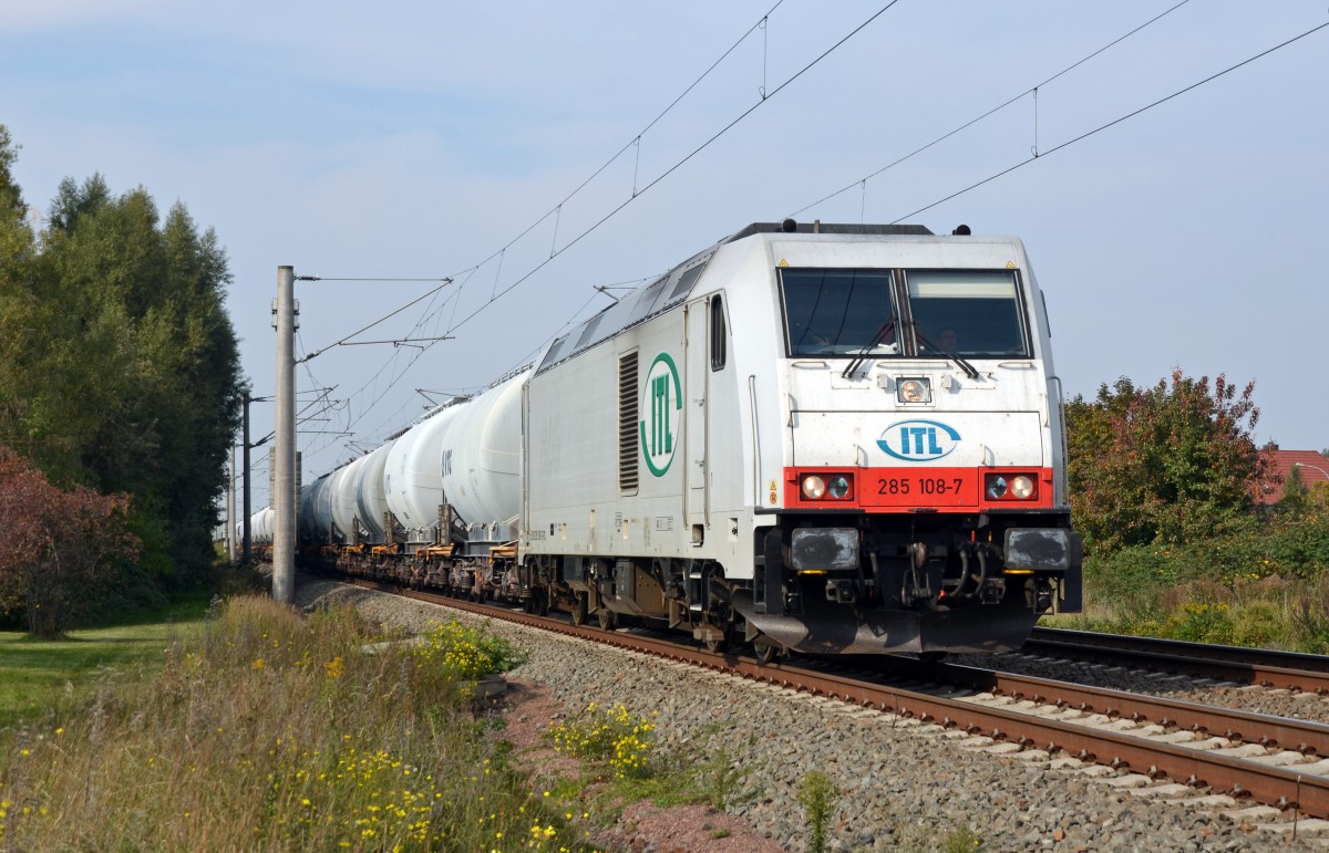 285 108 führte am 04.10.15 den sonntäglichen Sodazug aus Stassfurt nach Bitterfeld durch Greppin. Die ITL-Lok ist momentan für die RBB im Einsatz.