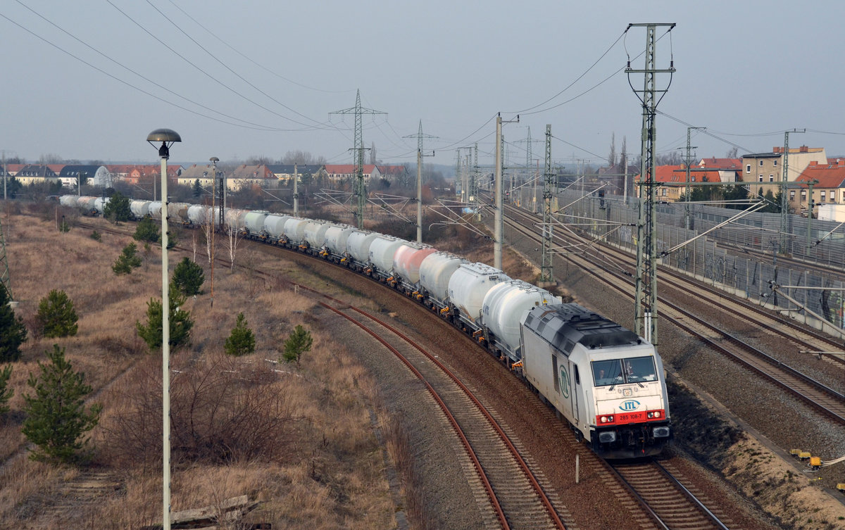 285 108 der ITL, welche schon länger für die RBB im Einsatz ist, erreicht mit dem Sodazug aus Stassfurt am 28.02.16 Bitterfeld. Der Zug endet in Bitterfeld und wird zusammen mit Quarzsandwagen unter der Woche nach Torgau ins Glaswerk gefahren.