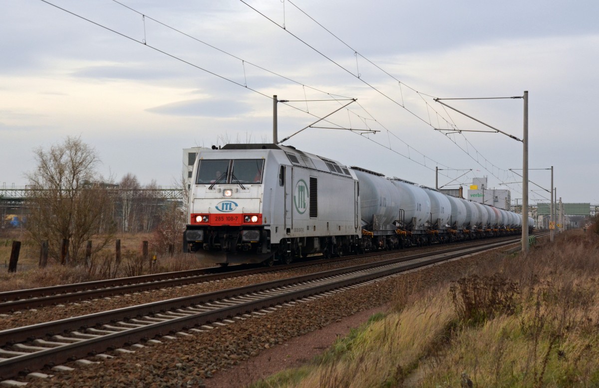 285 108 passiert mit dem Sodazug aus Stassfurt am 27.12.15 Greppin. In Kürze wird der Zug sein Ziel, den Bahnhof Bitterfeld, erreicht haben. Zur Zeit wird die ITL-LOk von der RBB eingesetzt.