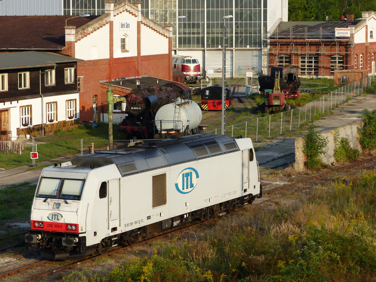 285 109-5 Traxx DE der ITL vor dem Bahnbetriebswerk Gera am 1.9.2019. Im Hintergrund die kaltgestellte 52 8012-8. 