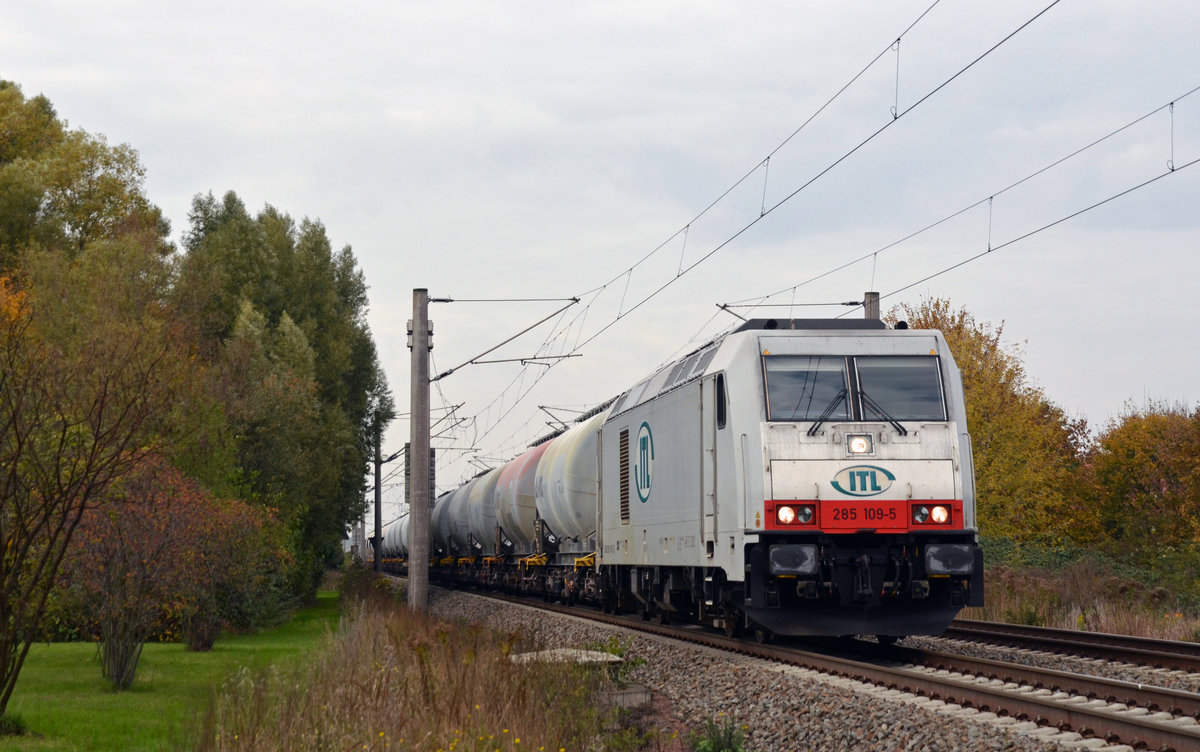 285 109 brachte am 23.10.16 den jeden Sonntag verkehrenden Sodazug von Stassfurt nach Bitterfeld. Kurz vor dem Ziel durchfährt der Zug Greppin.