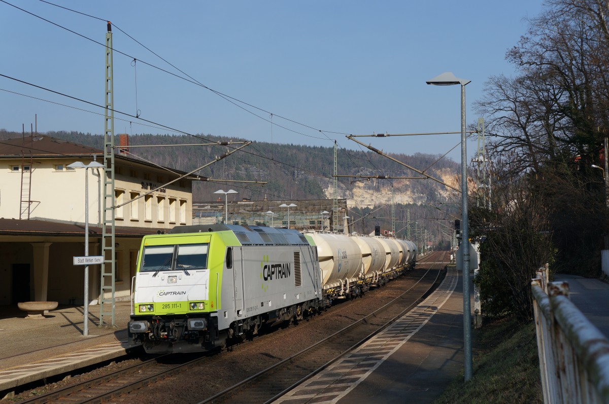 285 111 von Captrain mit einem kurzen Güterzug bei Durchfahrt durch Stadt Wehlen (Sächsische Schweiz) in Richtung Dresden; 09.03.2015
