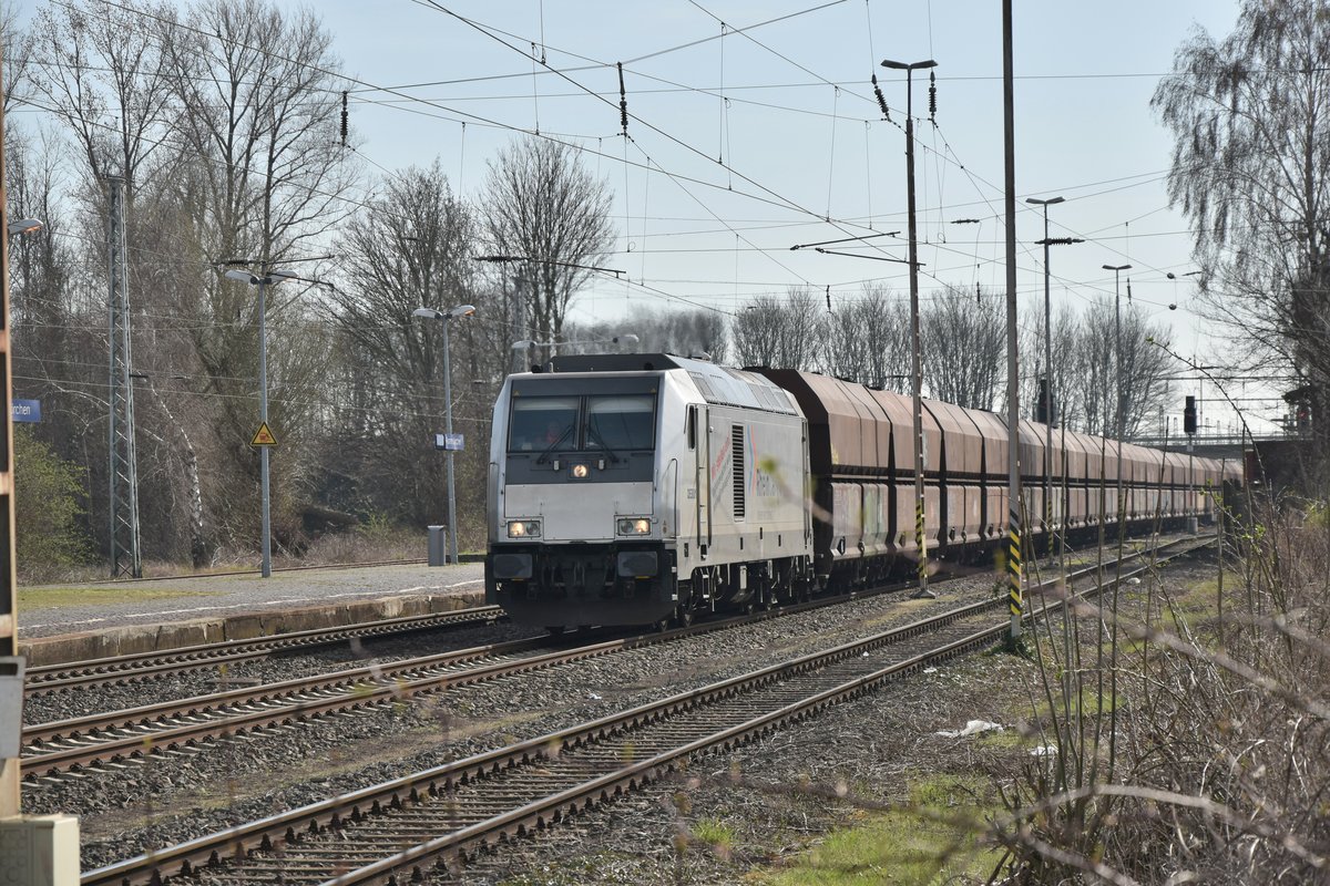 285 112 bringt hier einen Braunkohlezug aus Niederaußem in den Rommerskirchener Bahnhof, wo sie dann an das andere Ende umrangiert. Bevor sie dann Rommerskirchen gen Köln verlässt. Samstag den 7.4.2018