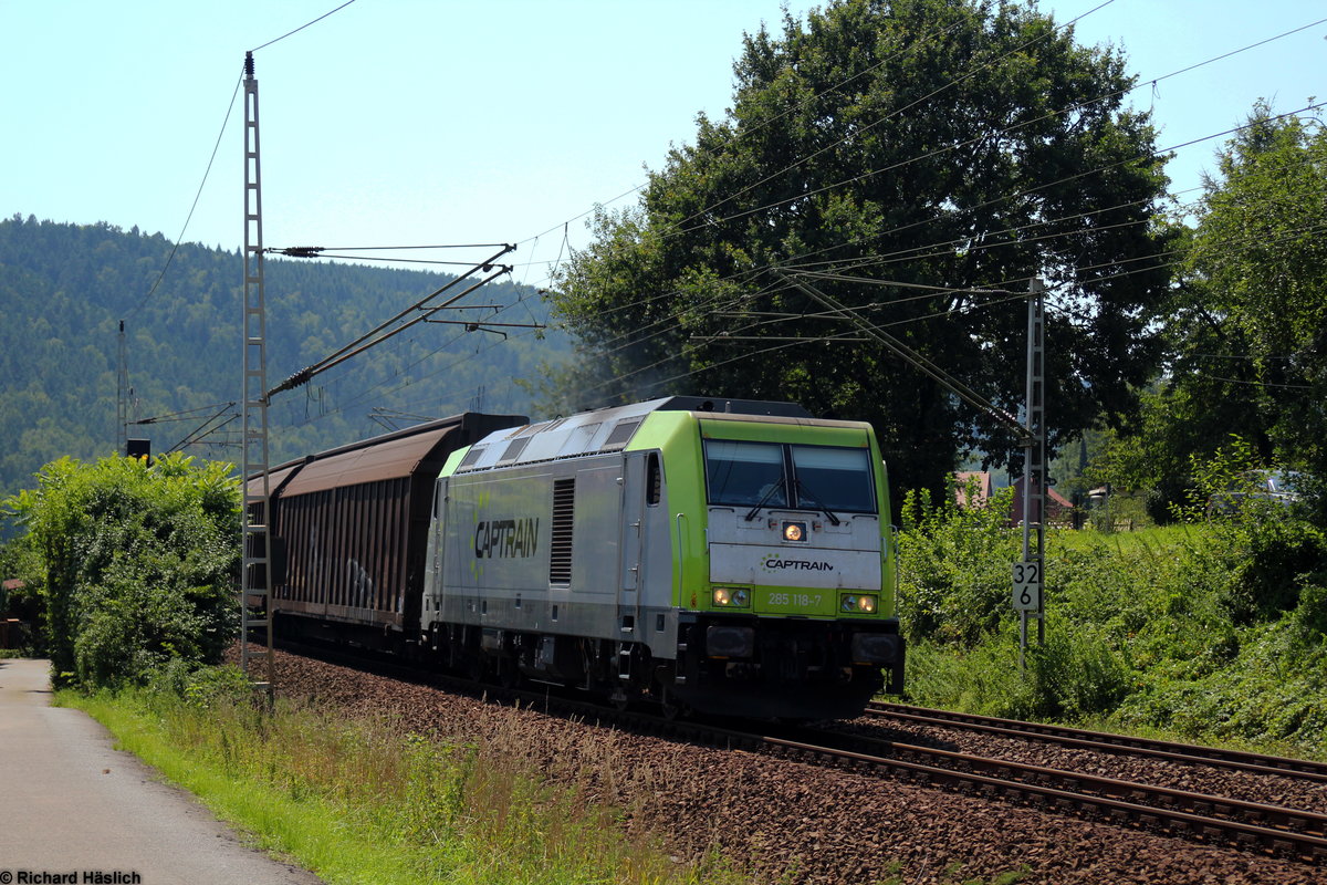 285 118-7 von Captrain zieht ein paar Güterwagen durch Rathen in Richtung Pirna.