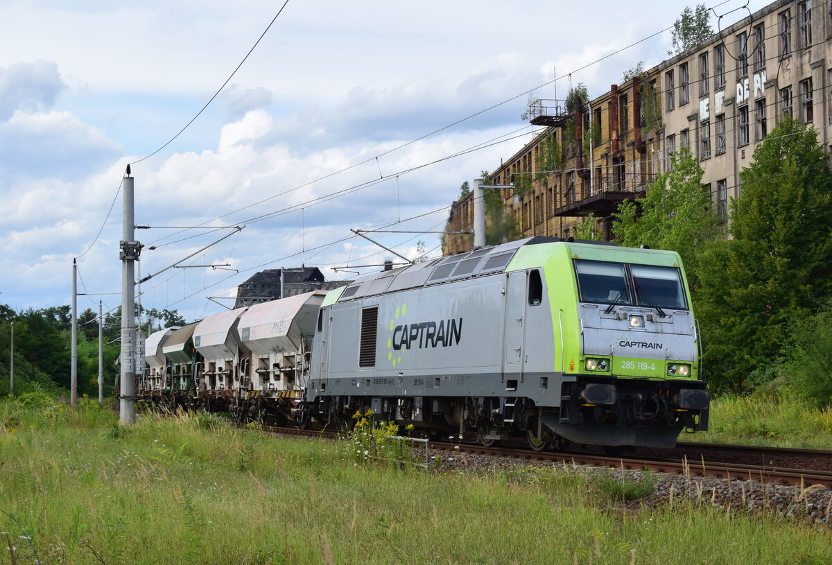 285 119-4 kommt mit einem Güterzug durch Leipzig Leutzsch gen Plagwitz gefahren.

Leipzig 09.08.2021