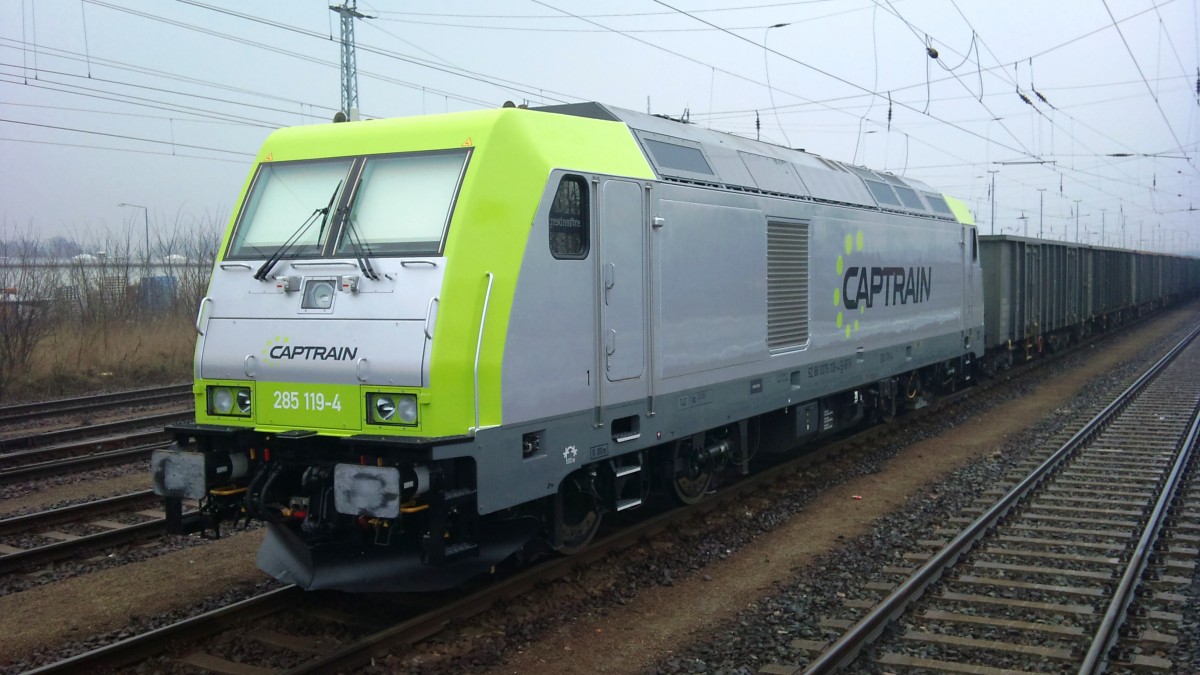 285 119-4 steht in Senftenberg Richtung Ruhland und wartet auf  Grün  . Aufgenommen am 04.04.2014.