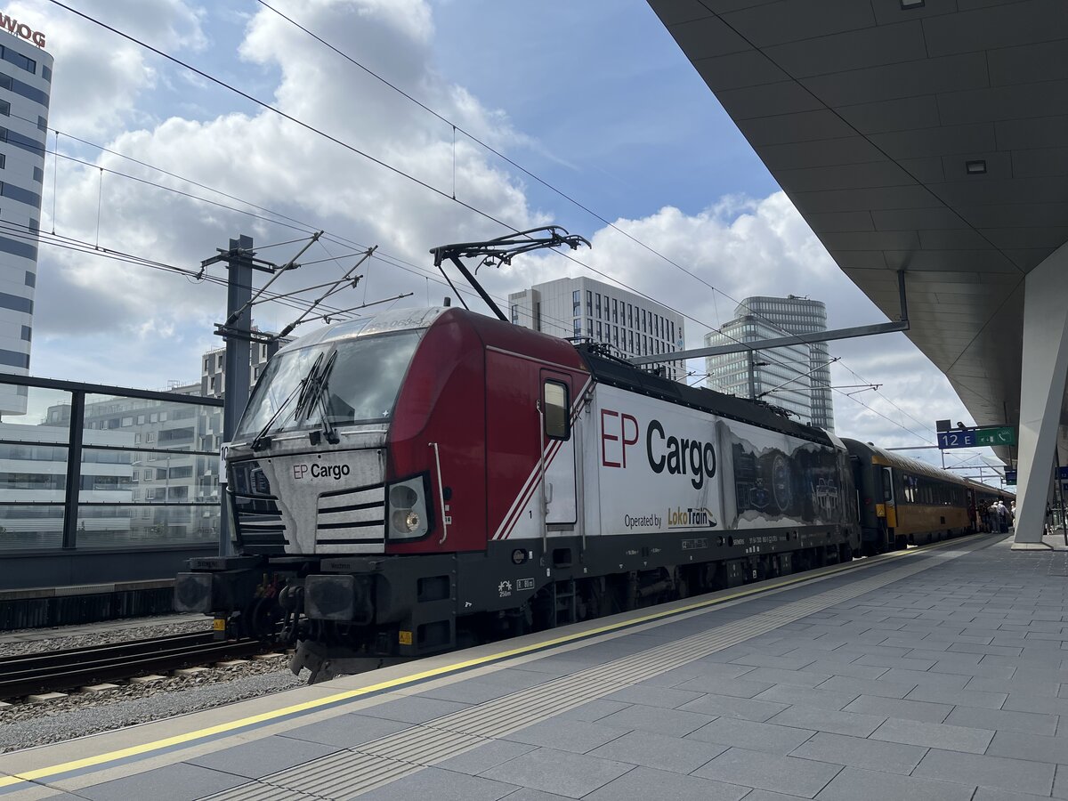 28.8.2022
Vectron 193 823 EP Cargo am Wiener Hauptbahnhof
gekuppelt mit Regiojet nach Praha hl. n.