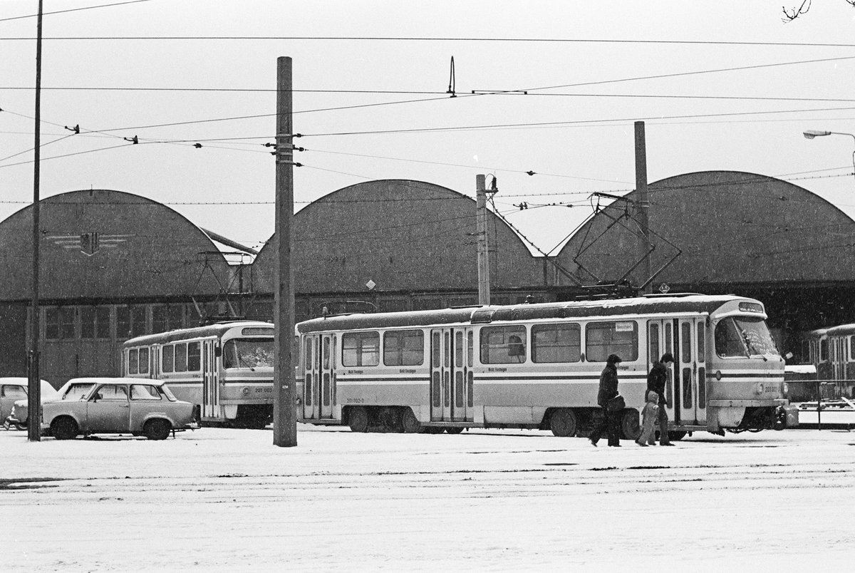 28.Januar 1985: Vor dem Straßenbahnhof Tolkewitz stehen die für den innerbetrieblichen Transport umgebauten TATRA-Triebwagen 201 002 und 201 003.