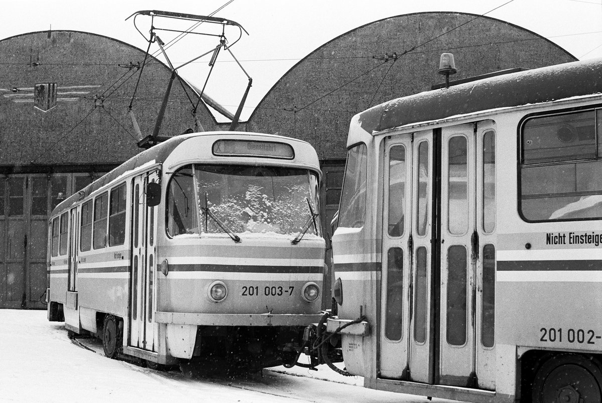 28.Januar 1985: Vor dem Straßenbahnhof Tolkewitz stehen die für den innerbetrieblichen Transport umgebauten TATRA-Triebwagen 201 002 und 201 003.