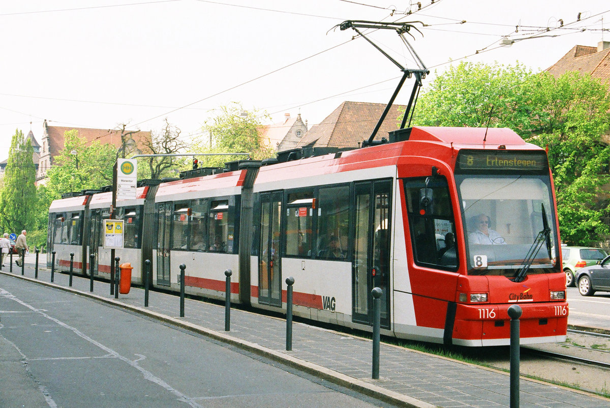 29. April 2004, Nürnberg, Straßenbahnzug 1116 der Linie 8 an der Haltestelle Marientor. 