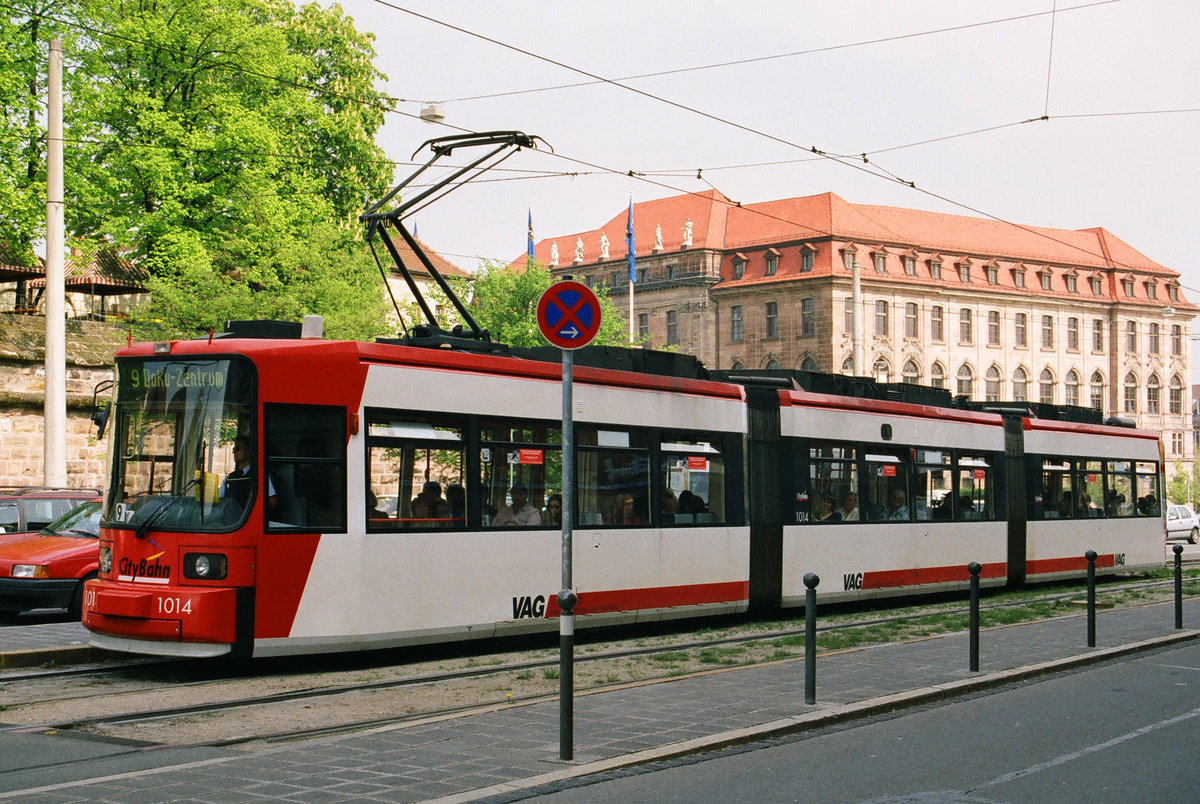 29. April 2004, Nürnberg, Straßenbahnzug 1014 der Linie 9 im Laufertorgraben. 