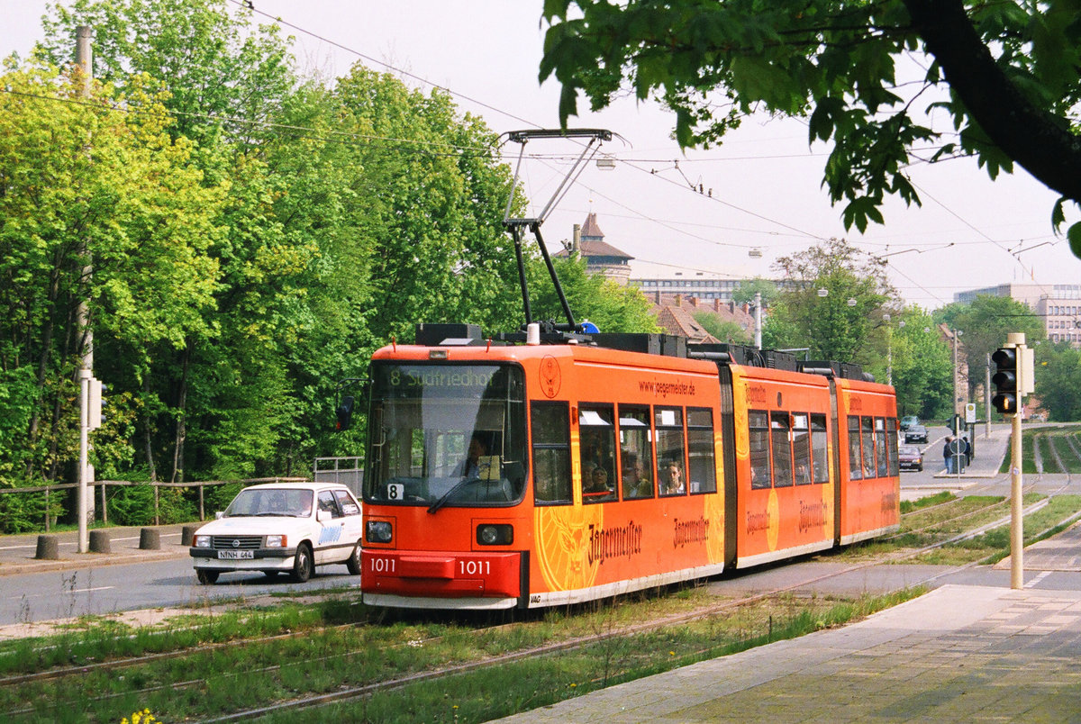 29. April 2004, Nürnberg, Straßenbahnzug 1011 der Linie 8 im Laufertorgraben. 