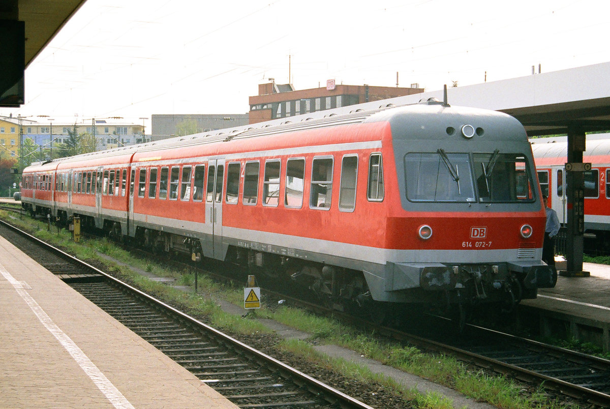 29. April 2004 im Nürnberger Hauptbahnhof steht VT 614 072.