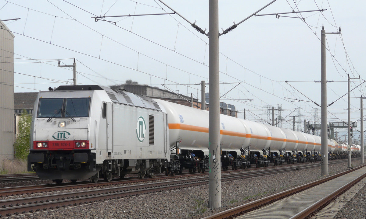 29. April 2010, Am ehemaligen Güterbahnhof Dresden-Niedersedlitz an der Strecke Dresden - Pirna - Bad Schandau - Prag sah ich diesen Kesselwagen-Ganzzug mit der 285 106 der Privatbahngesellschaft ITL. Er fährt in Richtung Dresden