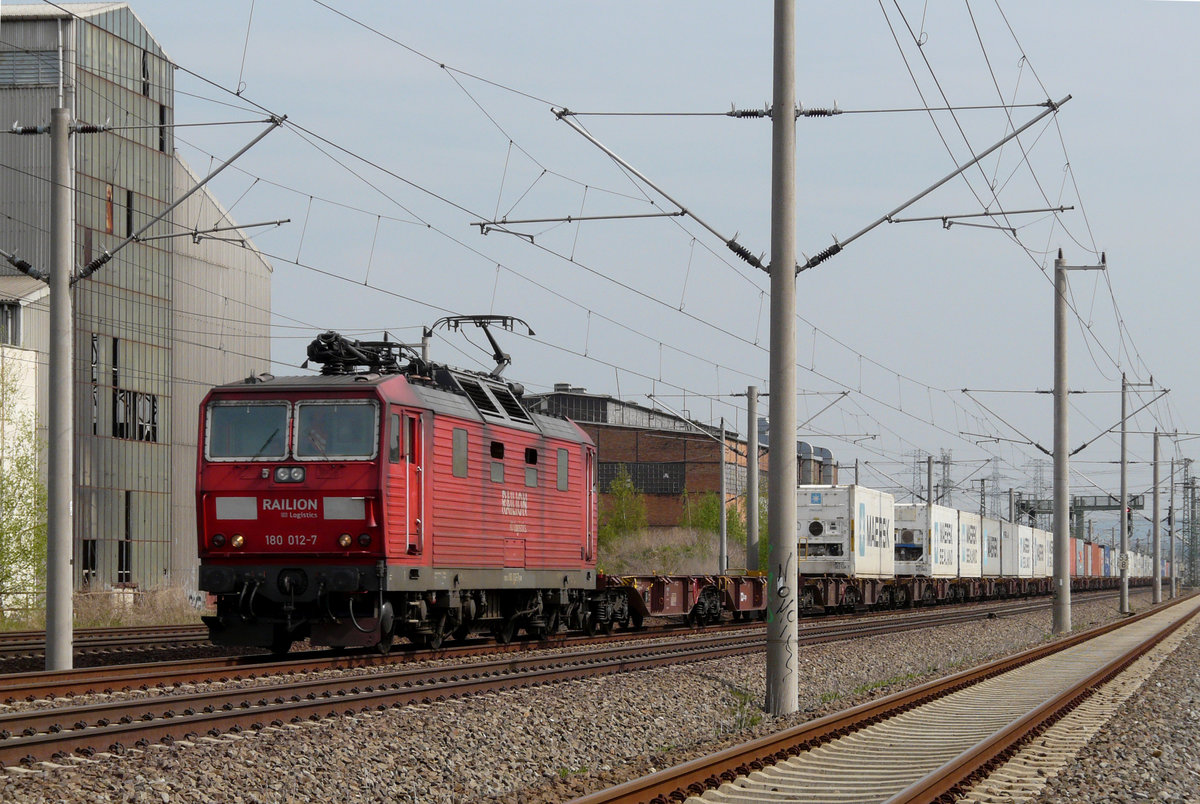 29. April 2010, Am ehemaligen Güterbahnhof Dresden-Niedersedlitz an der Strecke Dresden - Pirna - Bad Schandau - Prag fährt ein Güterzug mit einer SKODA-Zweisystemlok aus Tschechien in Richtung Dresden-Hauptbahnhof.