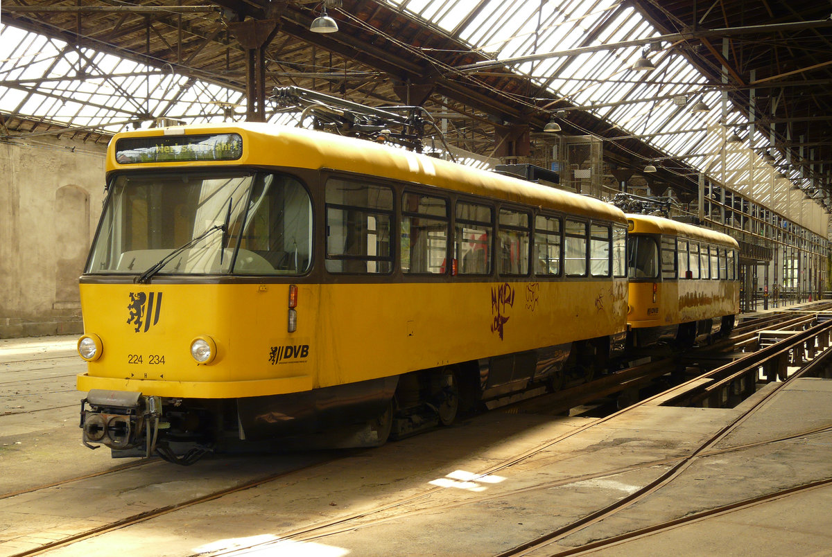 29. April 2010, Dresden: Im Straßenbahnhof Tolkewitz warten ausgediente TATRA-Straßenbahnwagen auf den Verkauf oder die Verschrottung. Dieser hier soll in Brandenburg aufgearbeitet und dann in die Ukraine verkauft werden. Das Foto schoss ich vom Hallenvorplatz. Die Sicherung der abgestellten Fahrzeuge durch Gitter und Wächter erfolgte erst einige Monate später. Und noch viel später kam der Abriss des Bahnhofs und der Bau einer Bildungseinrichtung an seiner Stelle.