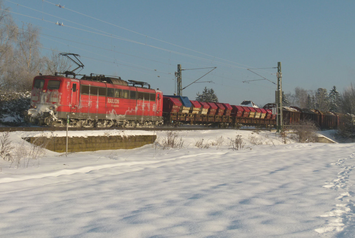 29. Dezember 2010, Eine Lok der BR 151 befördert bei -10°C bei Redwitz einen Güterzug aus Saalfeld in Richtung Lichtenfels. Eine weitere 151 schiebt nach. Beide Nummern waren nicht zu erkennen.