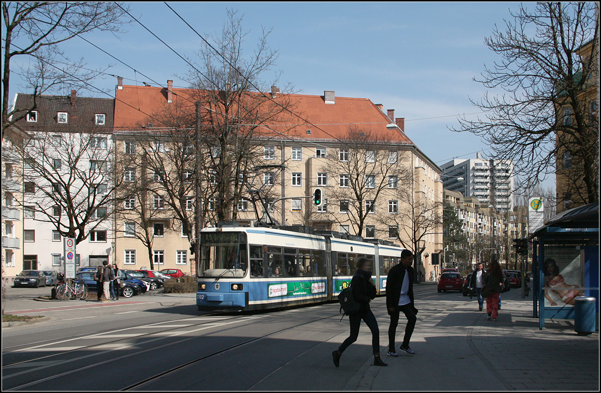 29 Jahre fuhr hier keine Straßenbahn -

1997 wurde die sogenannte Osttangente zwischen Max-Weber-Platz und Ostfriedhof in München wiedereröffnet; schon 1968 wurde diese Strecke stillgelegt. Hier eine Straßenbahn der Linie 25 nach Grünwald an der Haltestelle Regerplatz.

18.03.2015 (M)


