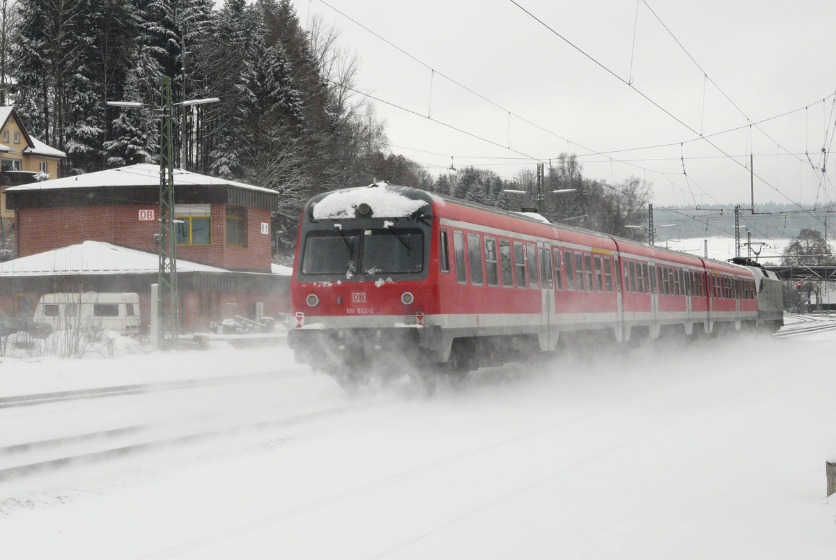 29. Januar 2010, Ein seltenes Zugbild: Die PORSCHE-Werbelok 182 004 befördert den Tw 614 022 durch den Bahnhof Kronach in Richtung Saalfeld. Ist es seine letzte Fahrt? 