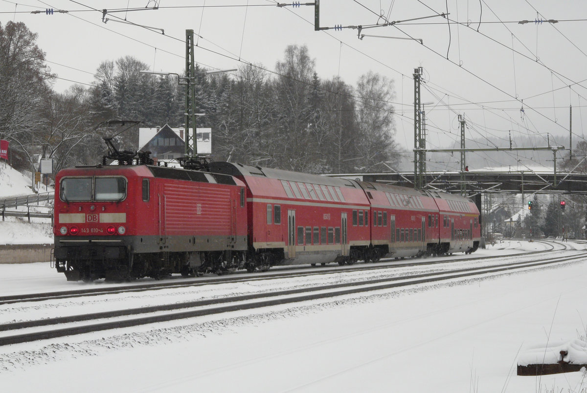 29. Januar 2010, RB 16855 nach Naumburg beginnt ihre Fahrt wegen Bauarbeiten auf der Strecke von Lichtenfels heute in Kronach. Lok 143 610 nimmt eine Viertelstunde Verspätung mit auf die Reise über den verschneiten Frankenwald.