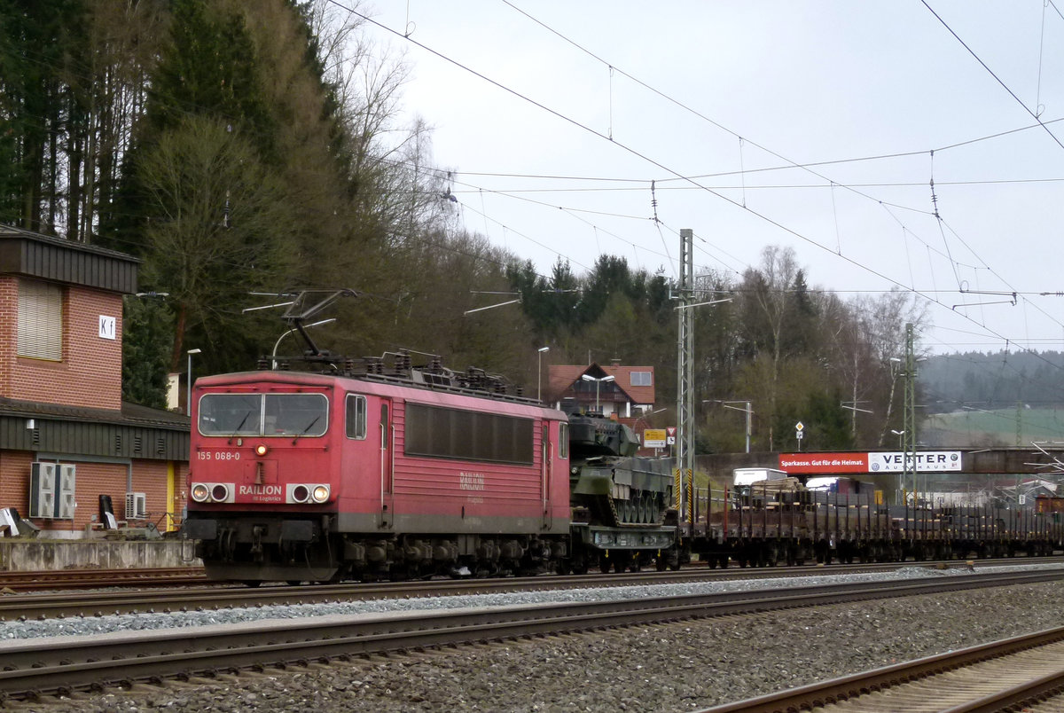 29. Januar 2015, Lok 155 068 fährt mit einem Güterzug in Richtung Lichtenfels durch den Bahnhof Kronach. Beladen ist er vorwiegend mit Halbzeugen aus dem Stahlwerk Thüringen. Heute ist zusätzlich ein Kettenfahrzeug der Bundeswehr dabei.