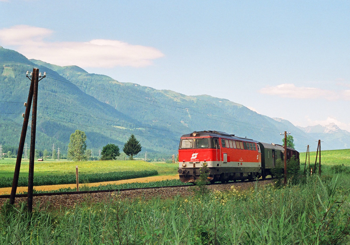 29. Juli 1991, Österreich, im Gailtal, Nahverkehrszug mit Diesellok ÖBB 2043 071 auf der KBS 67 Kötschach-Mauthen - Arnoldstein.