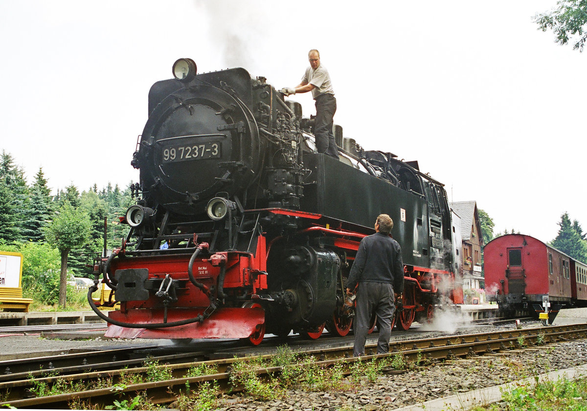 29. Juli 2003, im Bahnhof Drei-Annen-Hohne der Harzer Schmalspurbahn. Noch ein paar Handgriffe an Lok 99 7237, dann geht's mit dem wartenden Zug zum Brocken.