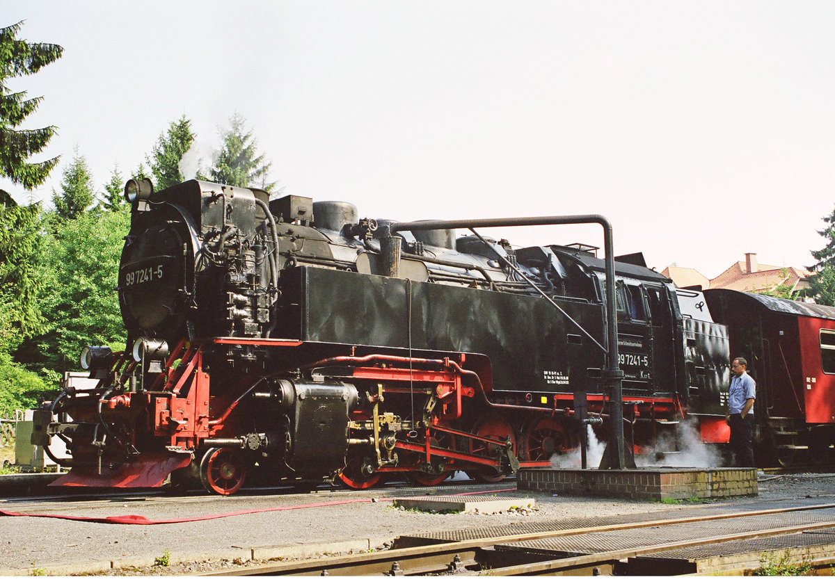 29. Juli 2003, im Bahnhof Drei-Annen-Hohne der Harzer Schmalspurbahn nimmt Lok 99 7241 vor der Fahrt zum Brocken einen kräftigen Schluck Wasser.
