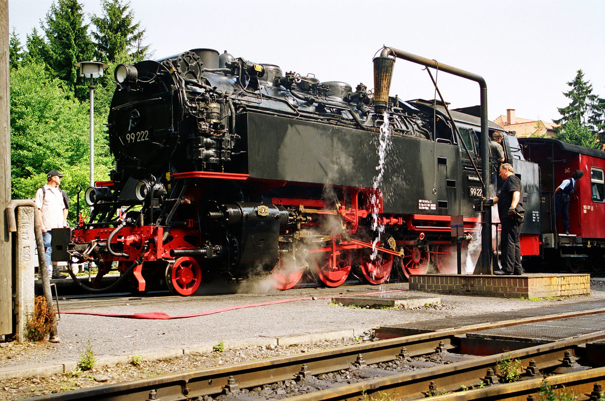 29. Juli 2003, Bahnhof Drei-Annen-Hohne der Harzer Schmalspurbahn, Lok 99 222 nimmt Wasser.