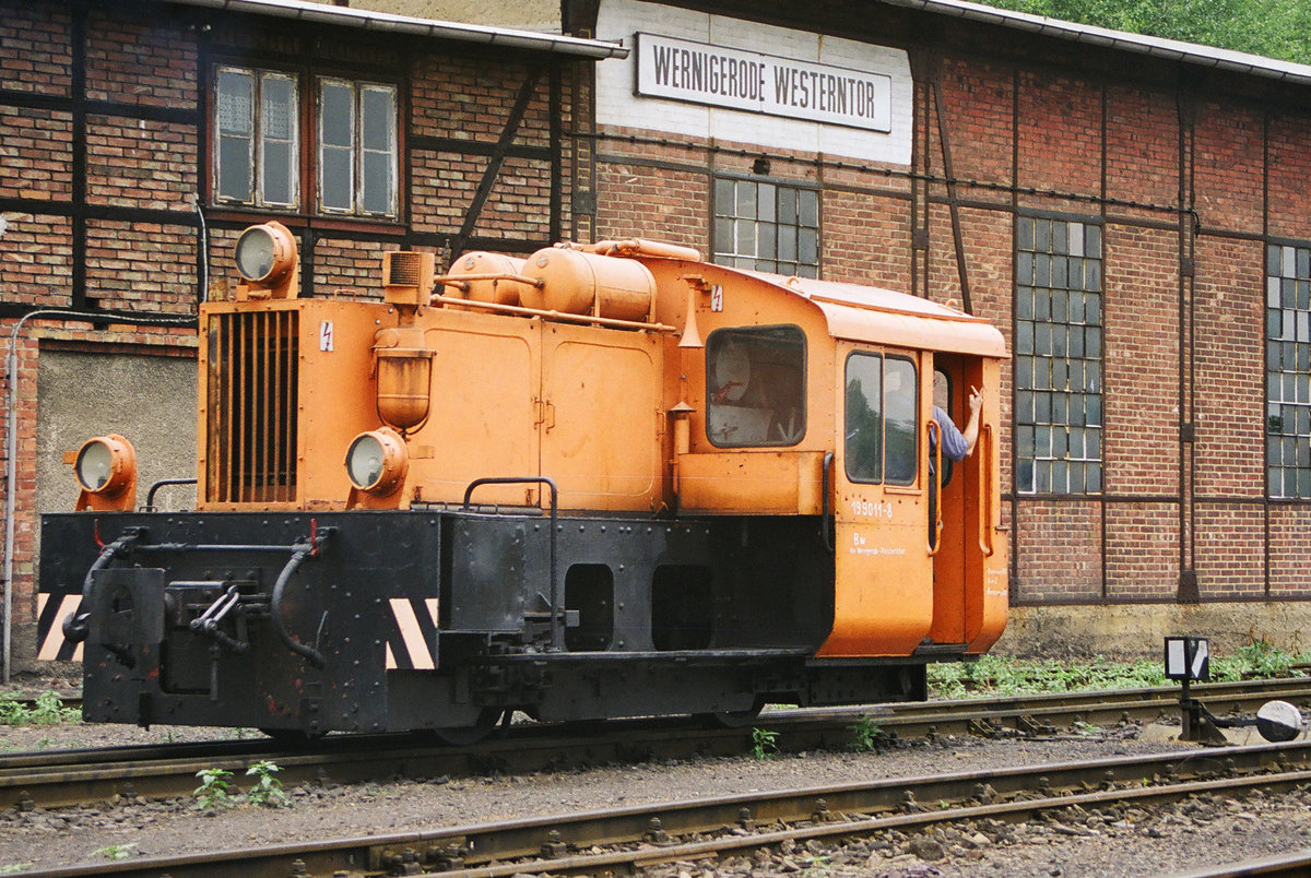 29. Juli 2003, Bw Wernigerode-Westerntor, Die Kleinlok kam 1935 als Kö 4639 zur DRG. 1991 wurde sie im AW Halle auf 1000 mmm umgespurt und in 199 011 umgezeichnet. 1993 kam sie nach Wernigerode.