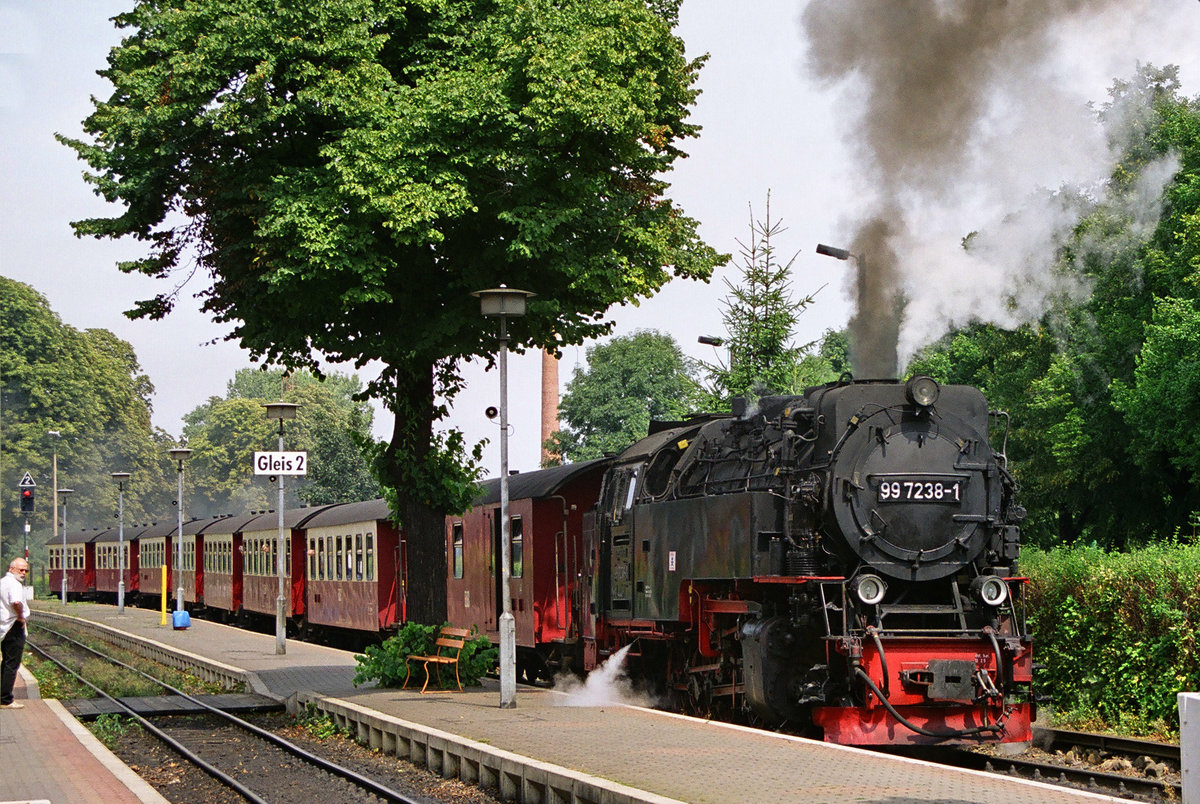 29. Juli 2003, Harzer Schmalspurbahn, Bahnhof Wernigerode-Westerntor, Zug mit Lok 99 7238