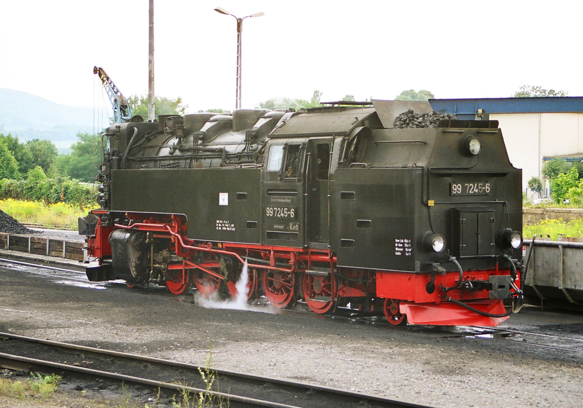 29. Juli 2003 im Schmalspurteil des Wernigeroder Hauptbahnhof verschnauft Lok 99 7245 vor dem nächsten Einsatz.