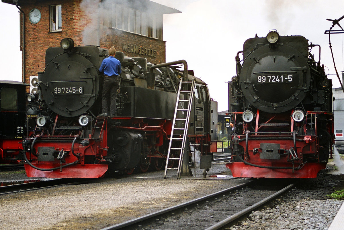 29. Juli 2003, im Schmalspurteil des Wernigeröder Hauptbahnhofes werden die Lokomotiven 99 7245 und 99 7241 der Harzer Schmalspurbahn restauriert.