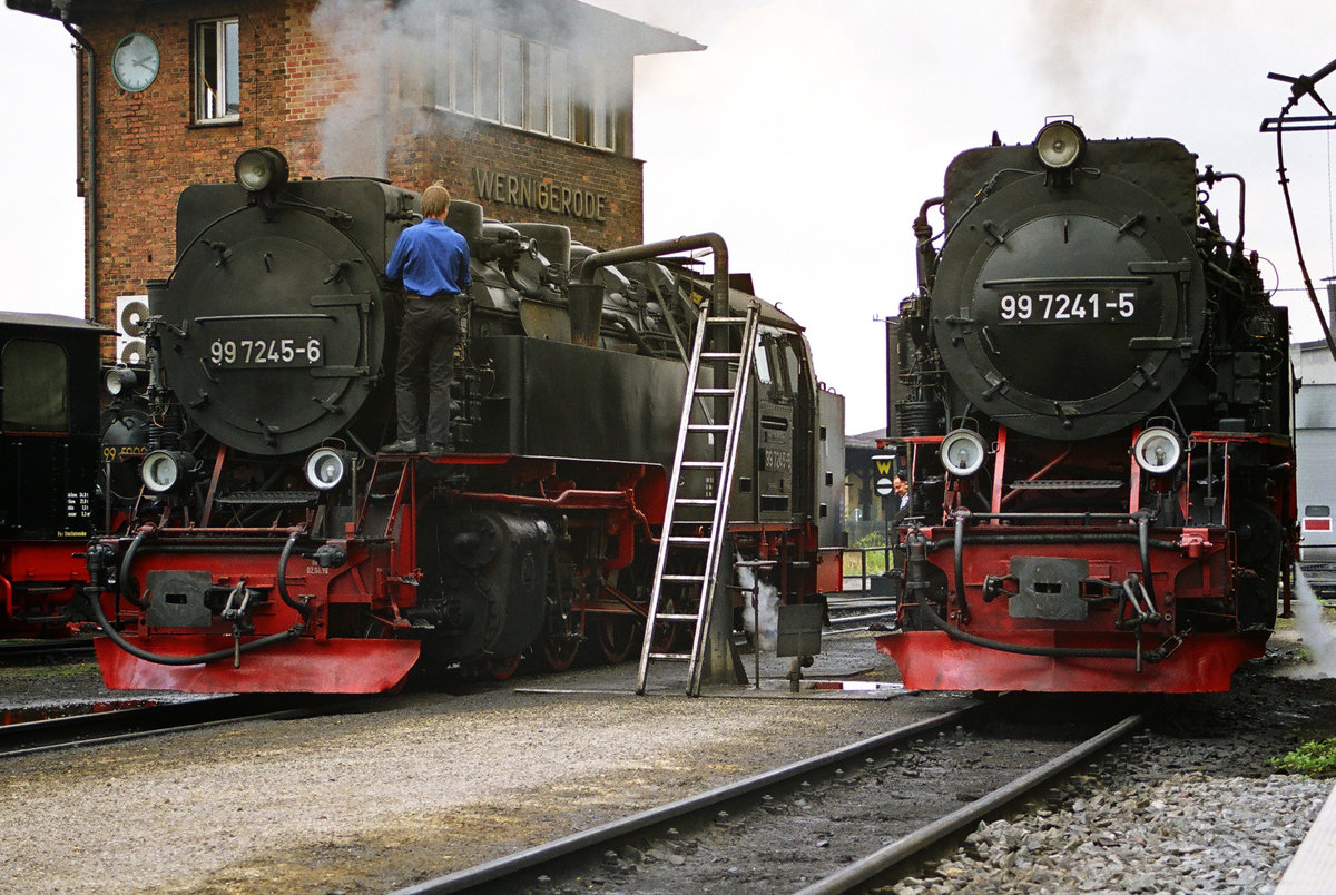 29. Juli 2003, im Schmalspurteil des Wernigeröder Hauptbahnhofes werden die Lokomotiven 99 7245 und 99 7241 der Harzer Schmalspurbahn restauriert.