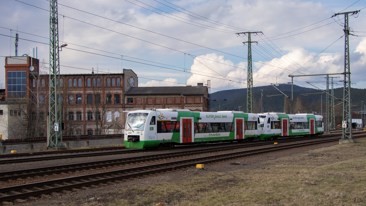 29. März 2018 Bahnhof Saalfeld. Der Erfurter Bahn mit VT 010 und einer unbekannten Schwester fahren gleich in den Bahnhof ein. 