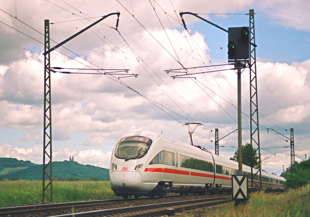 29. Mai 2000, ICE Berlin - München fährt in Oberfranken unterhalb von Kloster Banz in Richtung Bamberg.  
