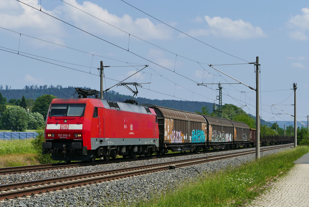 29. Mai 2018, Lok 152 010 befördert einen bunten Güterzug durch Küps in Richtung Lichtenfels.