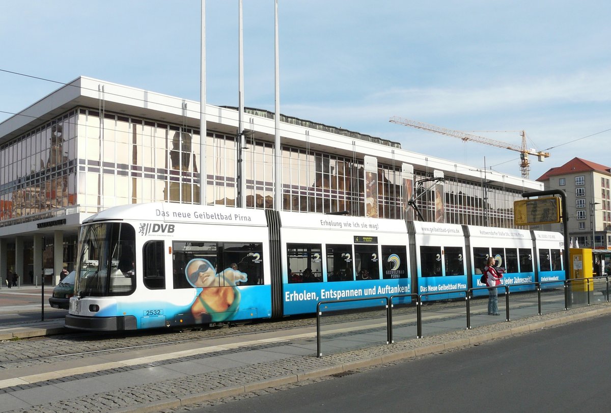 29. Oktober 2007, Straßenbahn Dresden. Tw 2532 mit saisongerechter Werbung vor dem  Kulturpalast am Altmarkt.