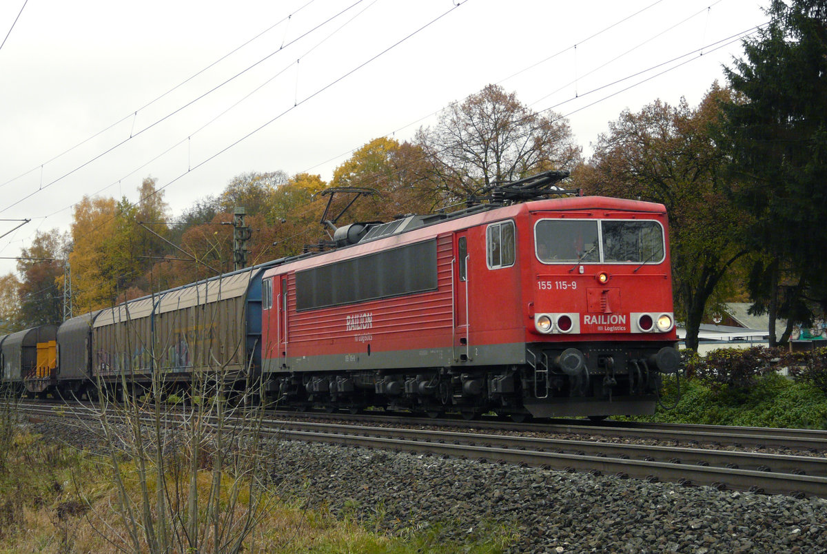 29. Oktober 2008, Ein Güterzug nach Saalfeld verlässt den Bahnhof Kronach wegen der Erneuerung der Fahrleitung auf dem  falschen  Gleis