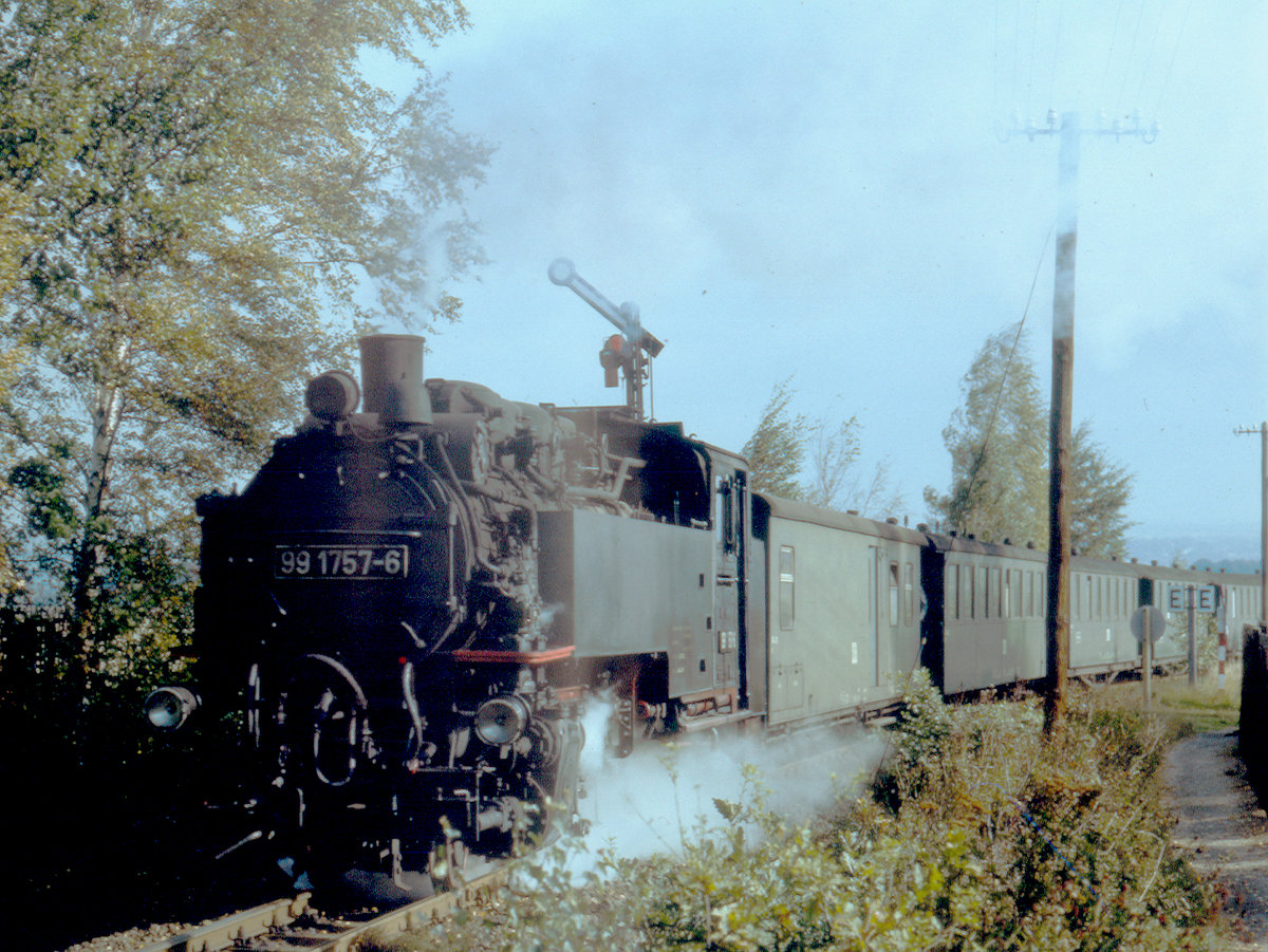 29. September 1985: Schmalspurbahn Zittau - Jonsdorf/Kurort Oybin, 99 1757 fährt mit ihrem Zug aus Zittau in Bertsdorf ein.