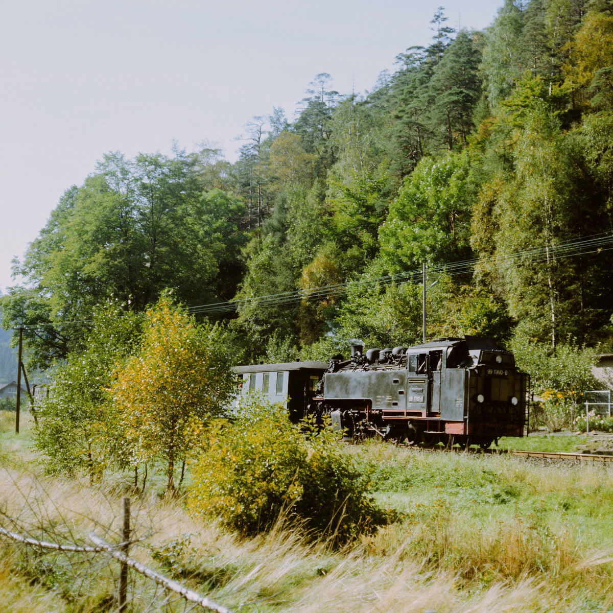 29. September 1985: Schmalspurbahn Zittau - Jonsdorf/Kurort Oybin, Lok 99 1760 mit Zug 14473 kommt von Kurort Oybin nach Bertsdorf zurück.