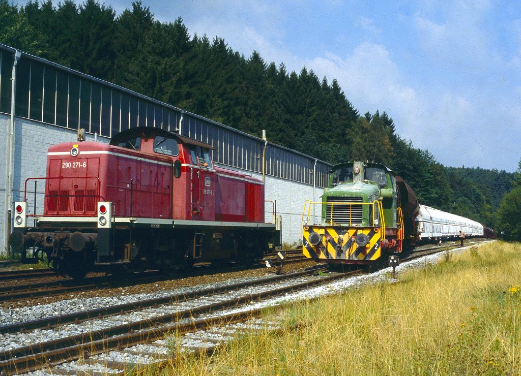 290 271  mit RWK-Lok 2 am 23.08.1989 in Lendringsen bei außerplanmäßiger Übergabe eines Kalkleerzuges.