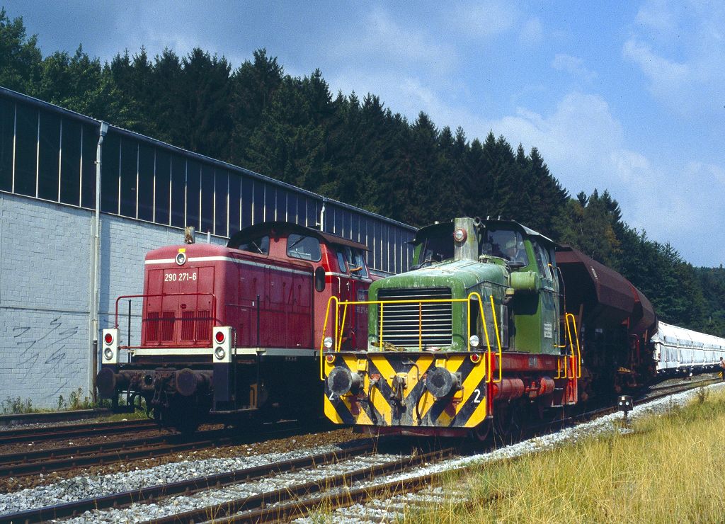 290 271  mit RWK-Lok 2 am 23.08.1989 in Lendringsen bei außerplanmäßiger Übergabe eines Kalkleerzuges.