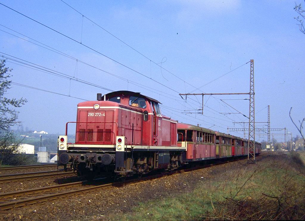 290 272 mit einer Reihe ausgemusterter Schienenbusse auf dem Weg ins Aw Kassel, aufgenommen in Buke, 30.03.1990