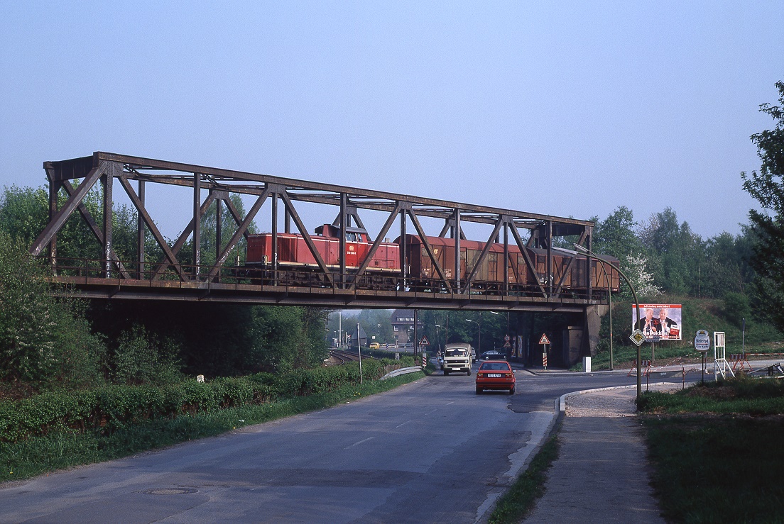 290 298 mit einer Übergabe zurück nach Bövinghausen aus Richtung Schwerin, 27.04.1993.


